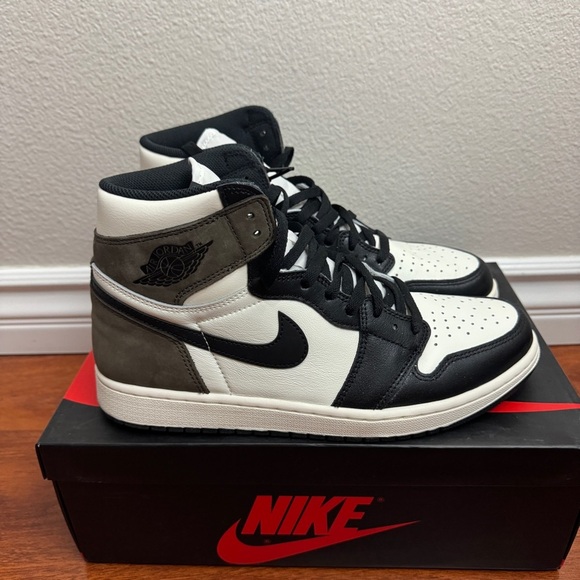 Jordan 1 Retro High Dark Mocha Size 10.5 - Picture 4 of 8